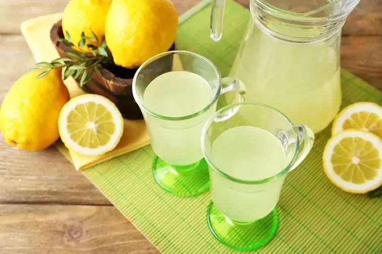eau citronnée pour boire régime