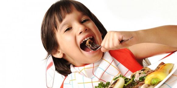 l'enfant a mangé des légumes au régime avec une pancréatite