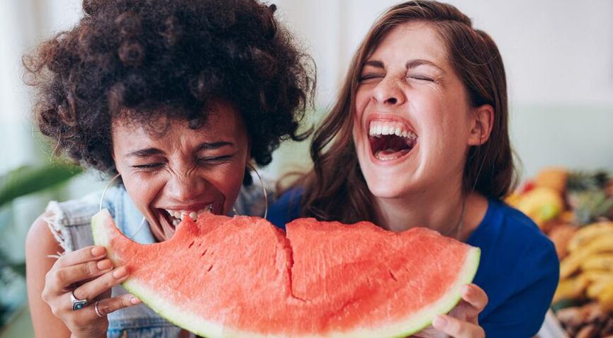 Fille qui mange de la pastèque