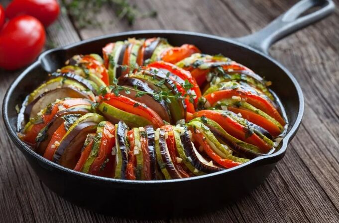 Garnir de tomates et de courgettes